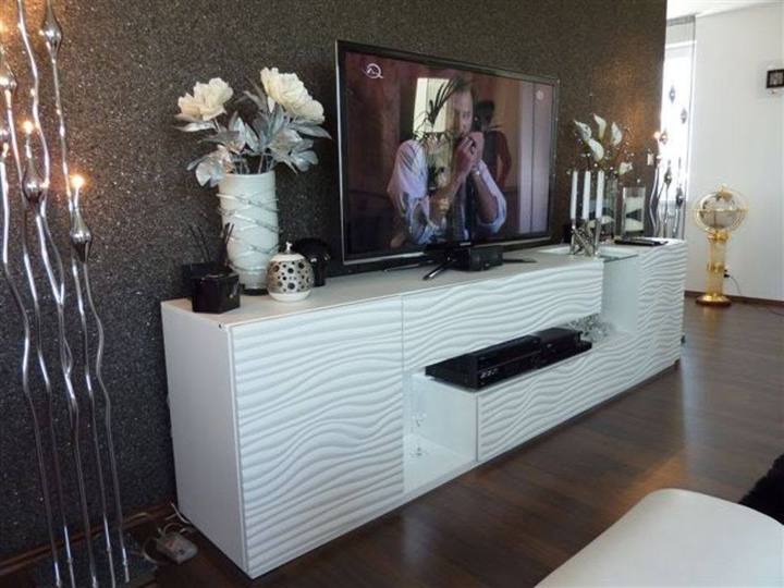 Weißes TV-Sideboard mit gewellten Reliefronten im Wohnzimmer