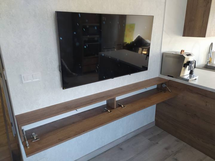 Niedriger TV-Schrank mit Nussbaum-Ablage unter dem Fernseher
