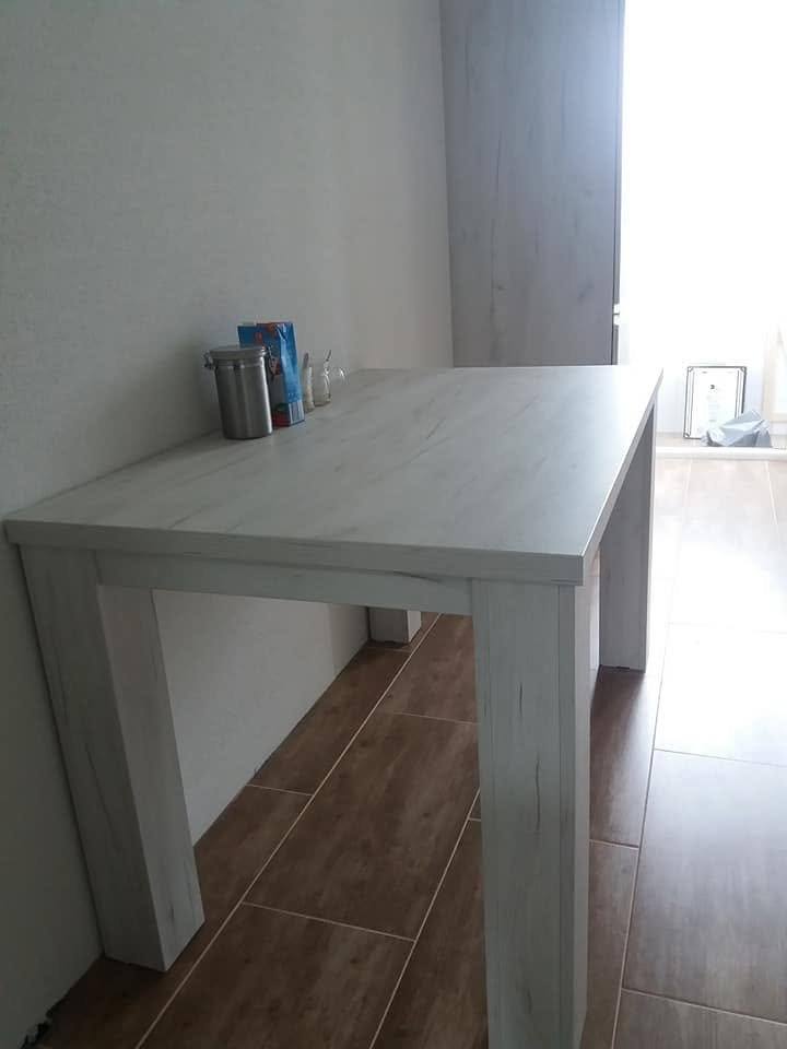 Rechteckiger Tisch im Dekor gebleichte Eiche im Zimmer