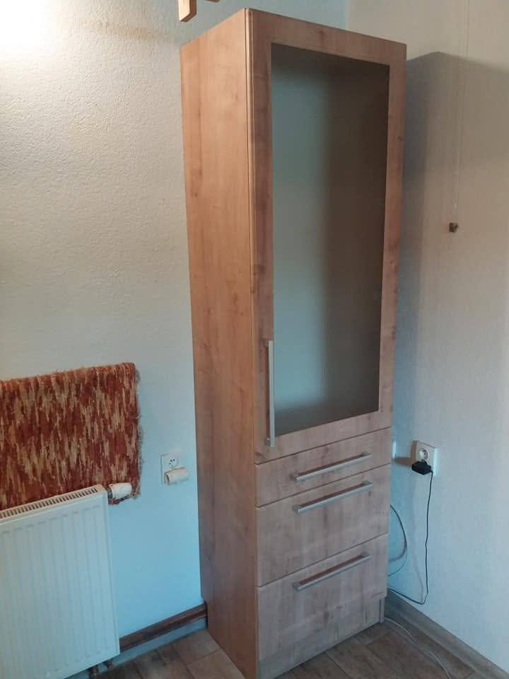 Hohe Eichenvitrine mit Glastüren und Laden