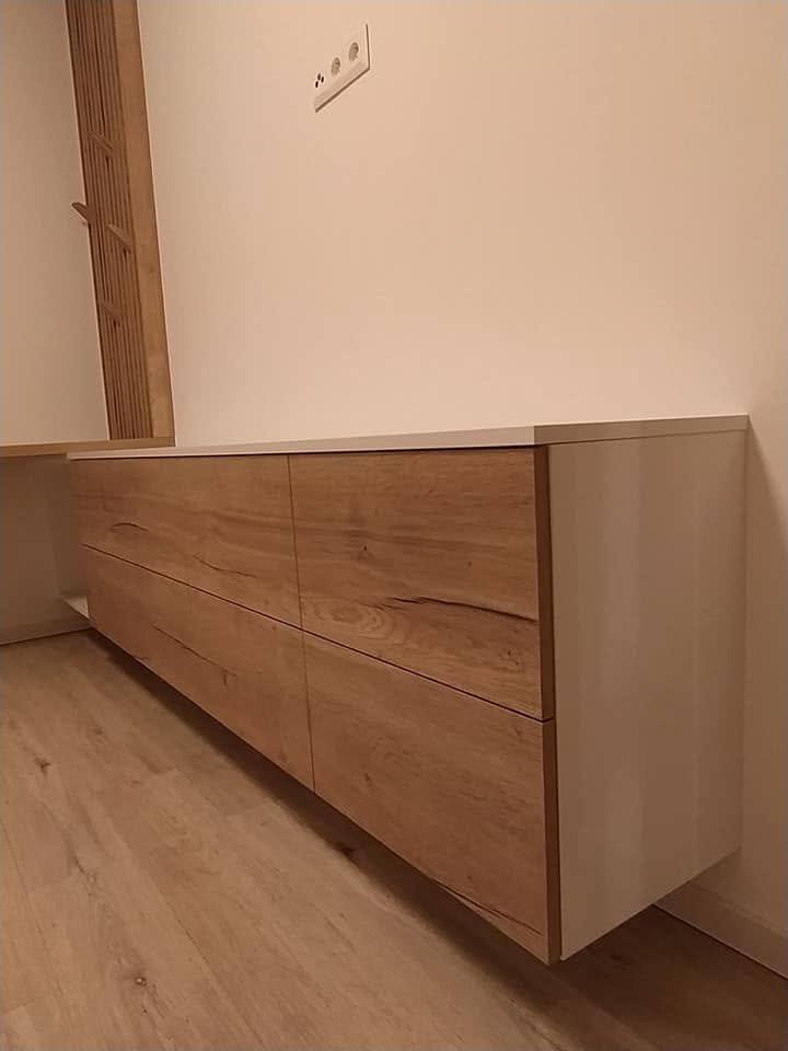 Hängende Eichenkommode mit Laden entlang der Wand