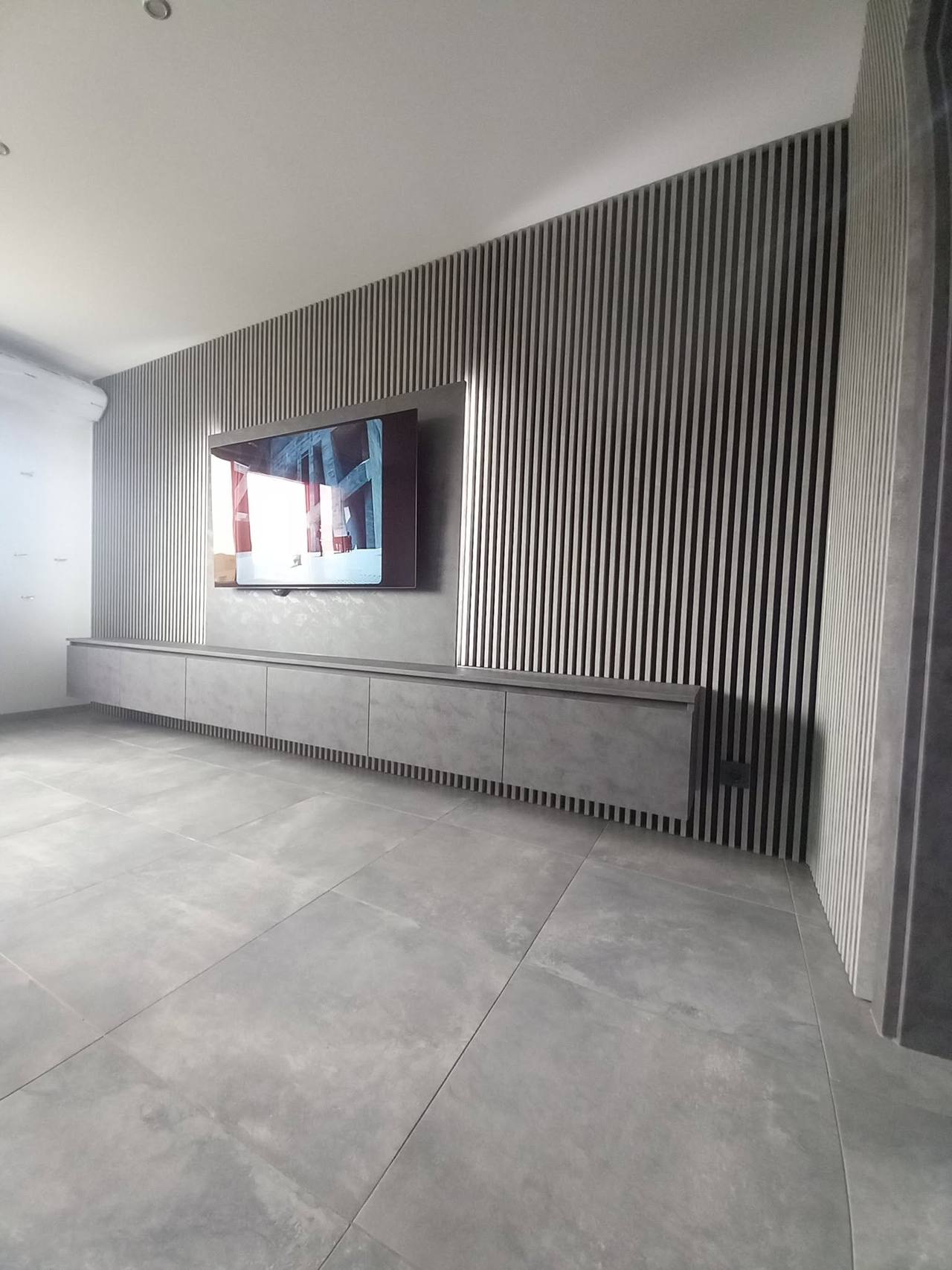 Seitenansicht der Lamellenwand mit niedrigem Hängeelement