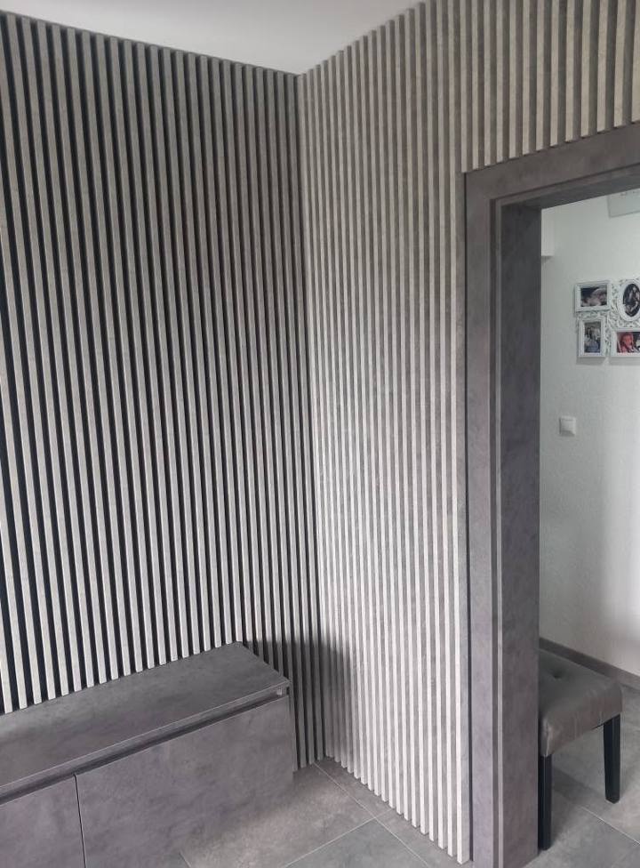 Wohnzimmerecke mit grauen Lamellen beim Durchgang