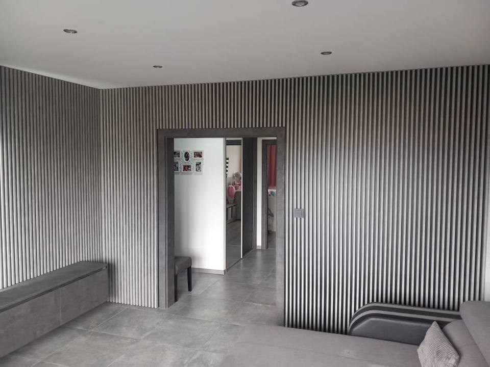 Wohnzimmer mit Wänden aus grauen Lamellen