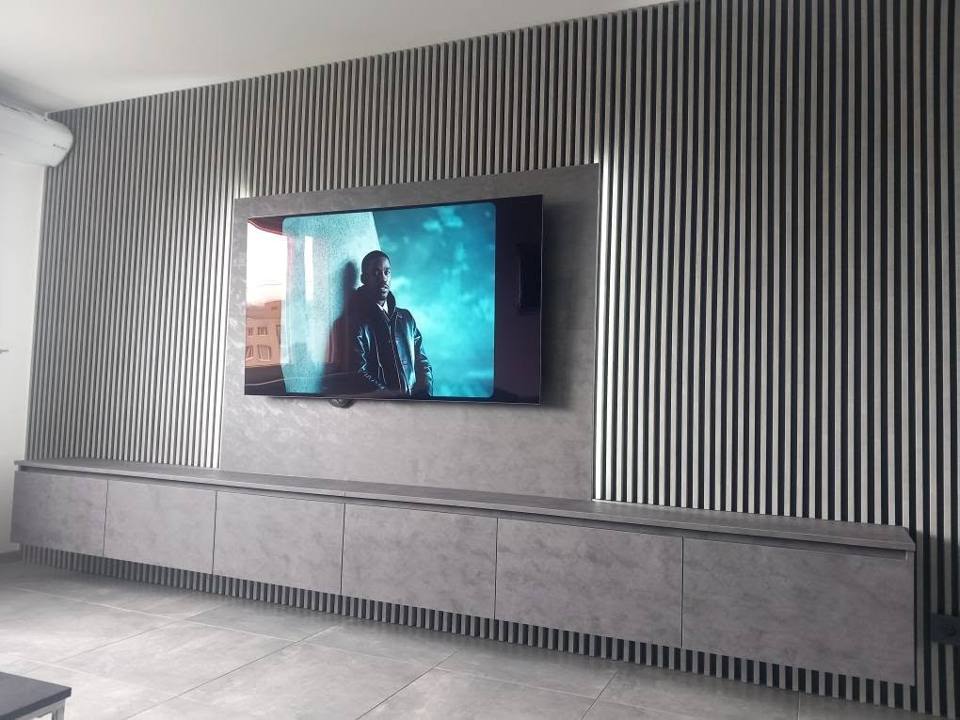 Graue Lamellen an der Wand und Hängeelement in Betonoptik