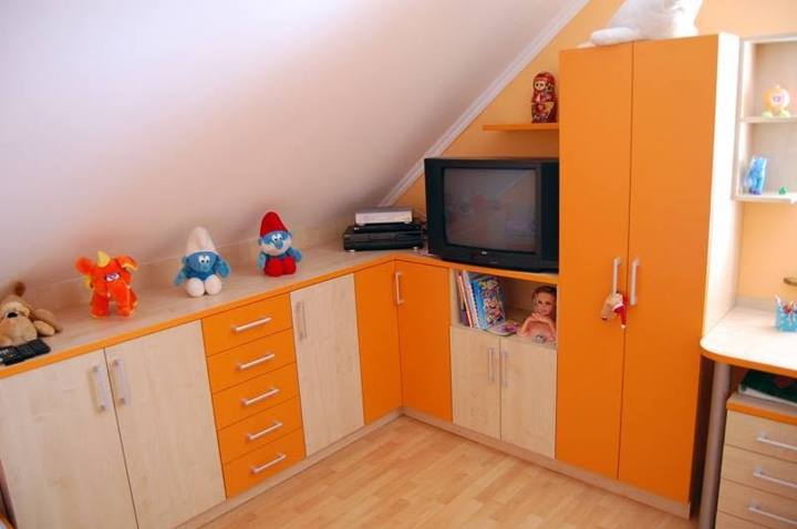 Orangefarbener Eckkasten mit Laden unter der Dachschräge