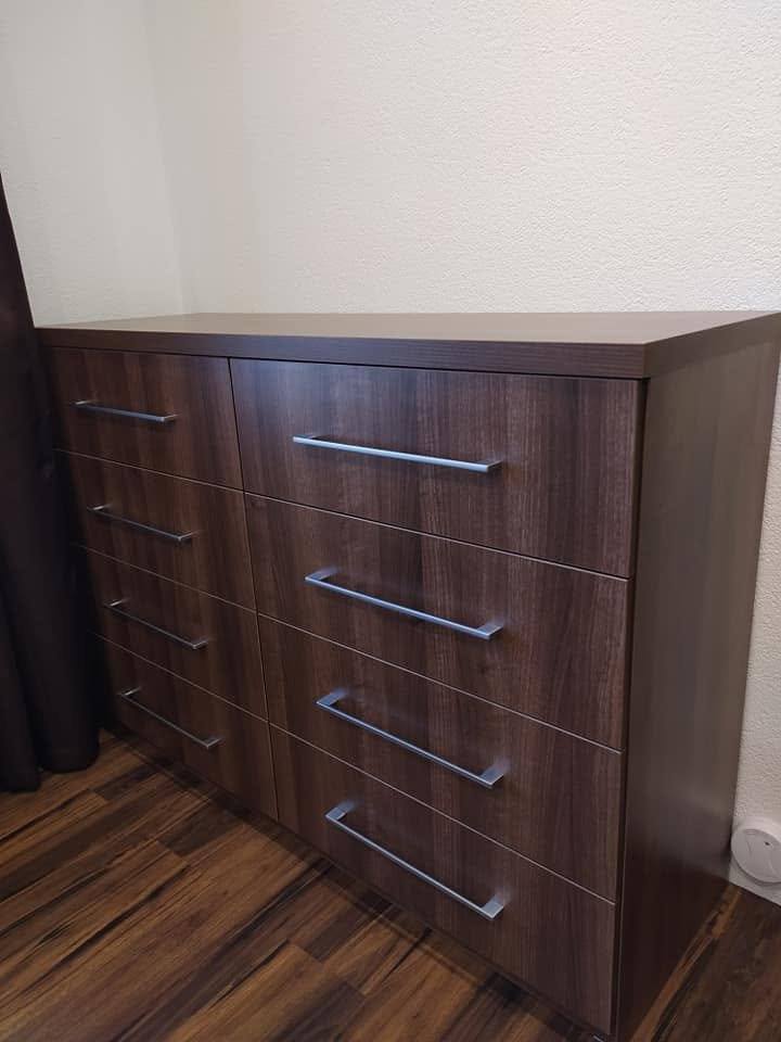 Nussbaum-Schubladenkommode mit langen Metallgriffen