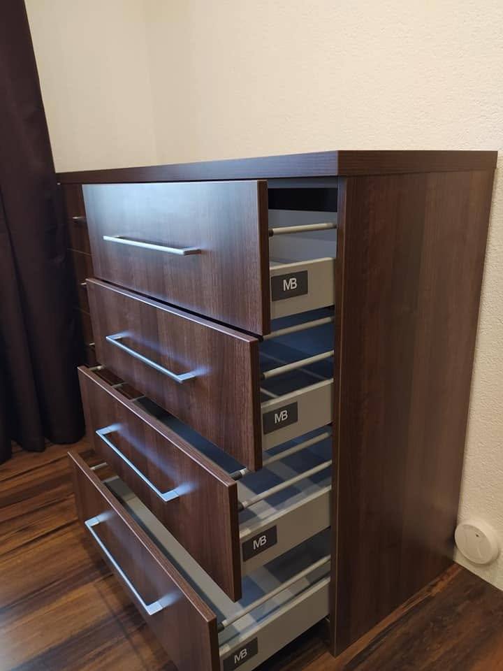 Nussbaumkommode mit nacheinander geöffneten Laden