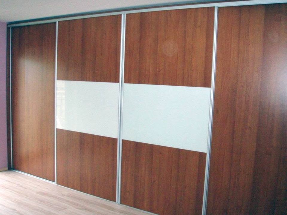 Kleiderkasten in Nussbaum-Dekor mit waagrechtem Band aus weißem Glas.