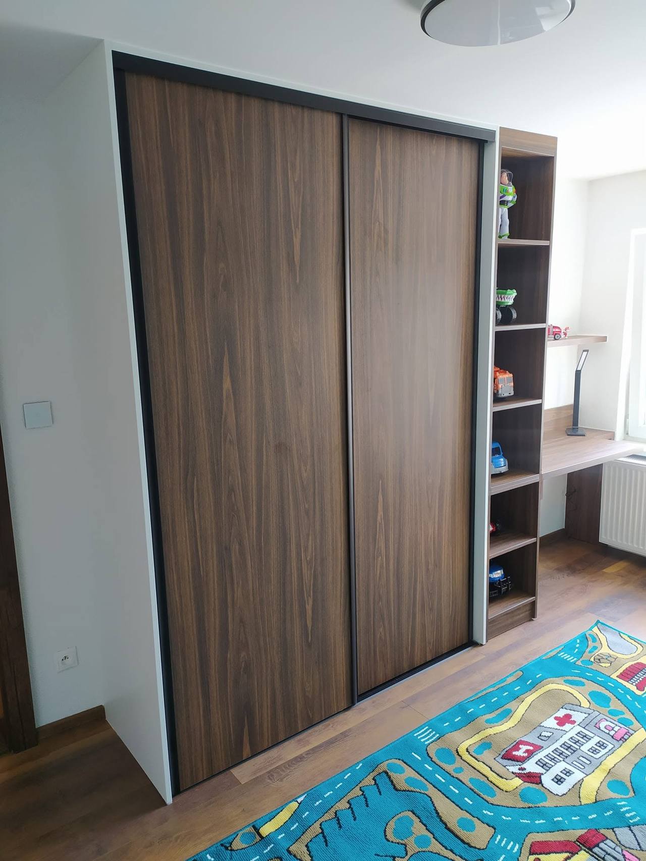 Nussbaumkasten mit seitlichem Regal im Kinderzimmer