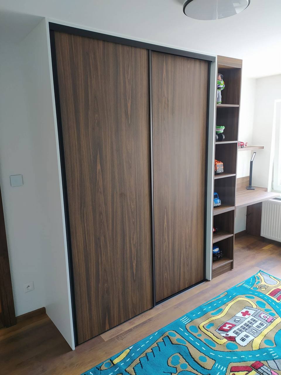 Nussbaumkasten mit seitlichem Regal im Kinderzimmer