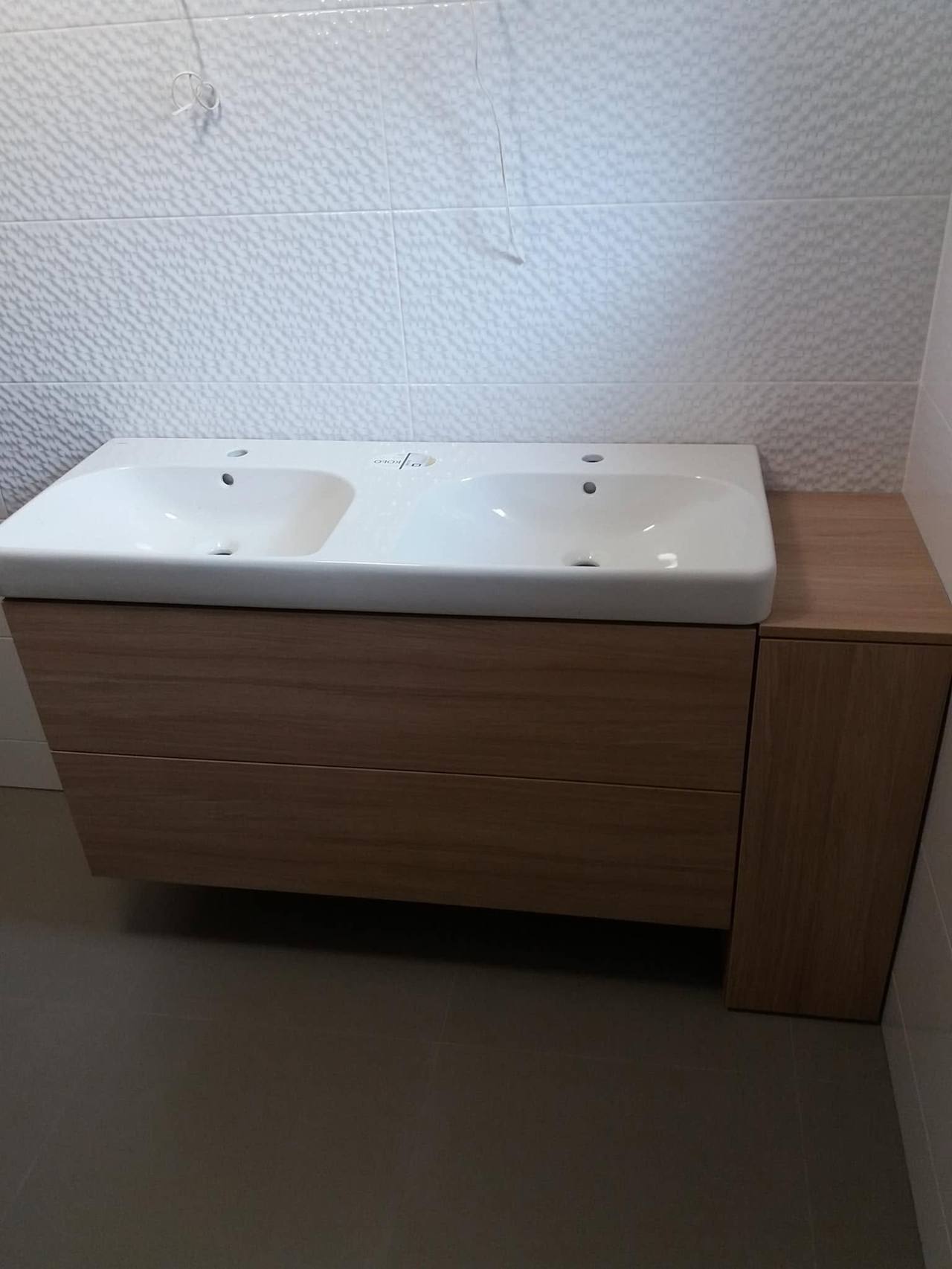 Schrank in Nussbaumdekor unter dem keramischen Doppelbecken