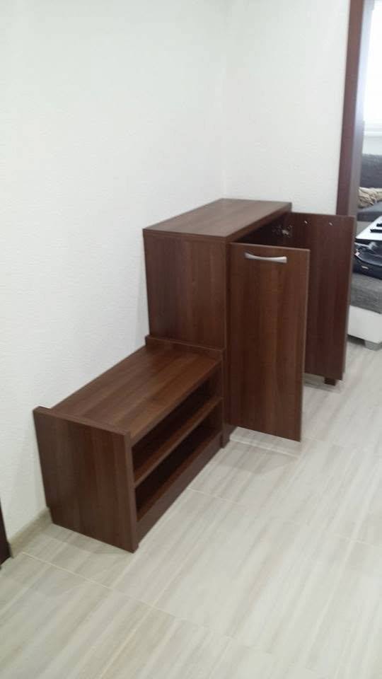 Botník s dvierkami a lavica na obuv z bočného pohľadu