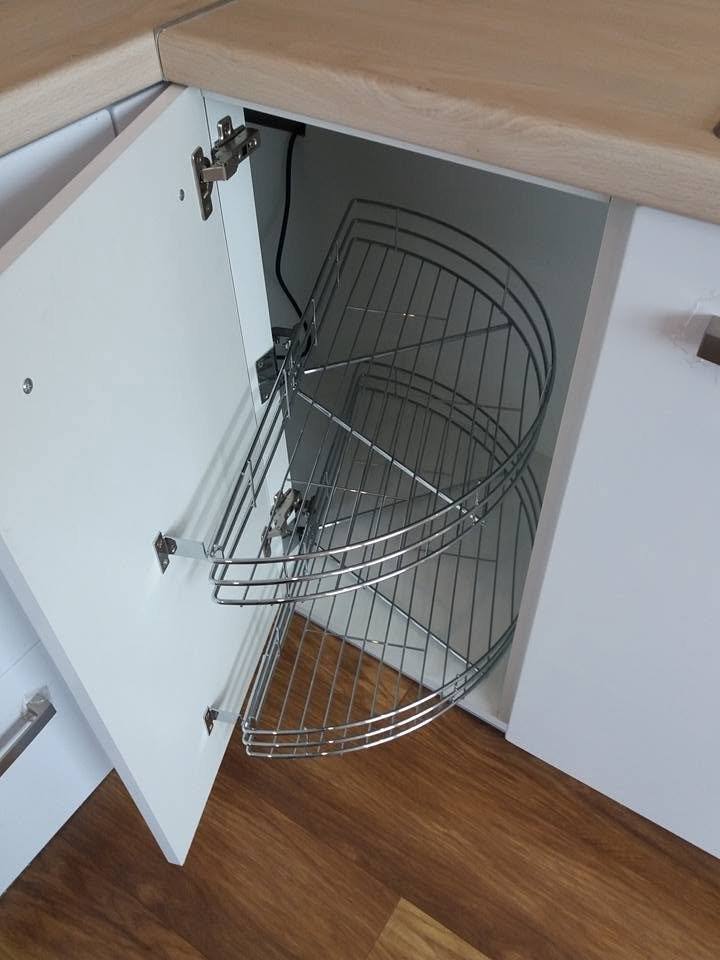 Geöffneter Eckkasten mit zwei halbrunden Drahtkörben
