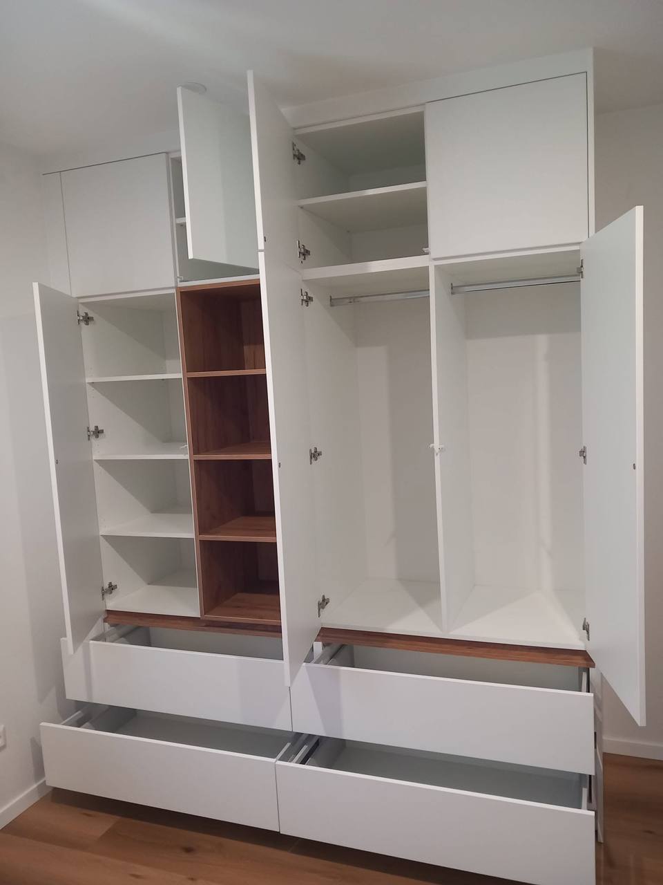 Geöffneter weißer Kasten mit Eichenrückwand und ausgezogenen Laden.
