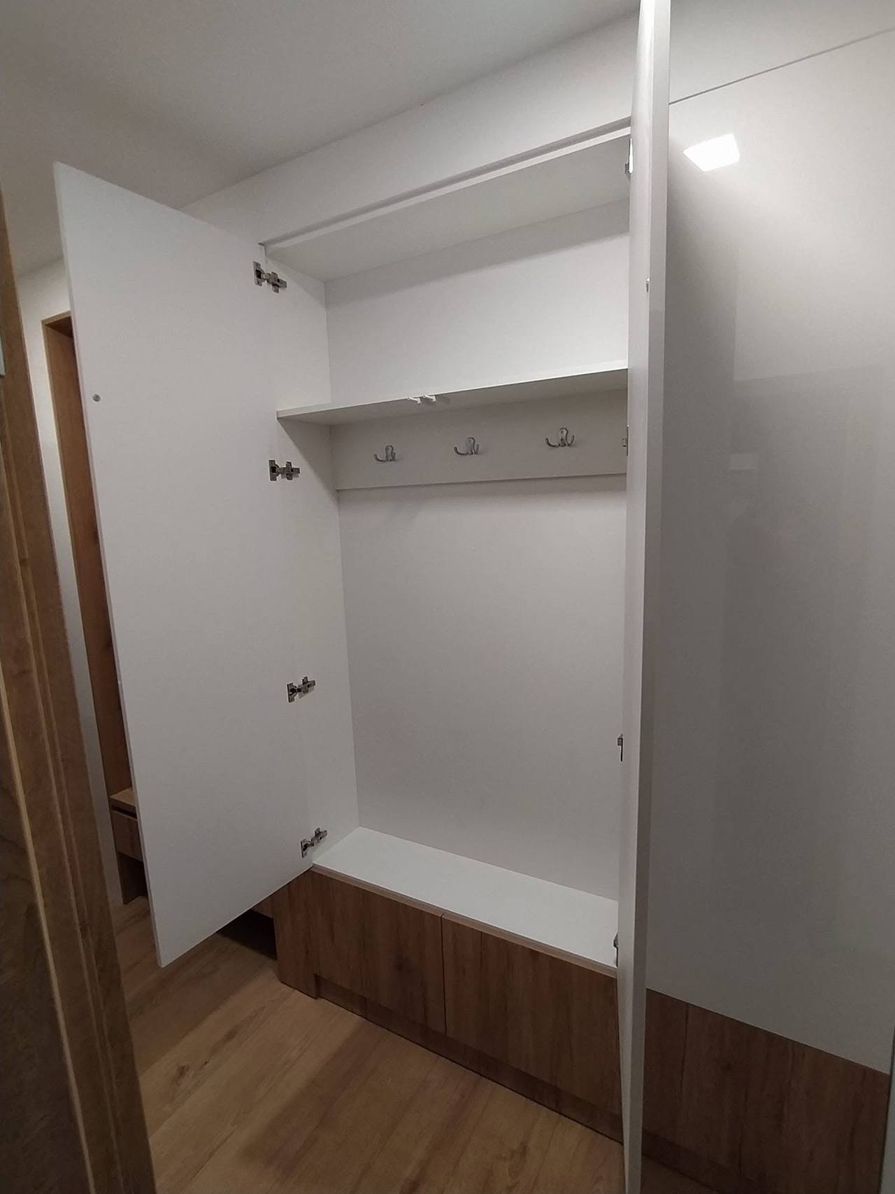 Offener weißer Kasten mit Boden und Seitenteil in Eichendekor, ganz ohne Türen.