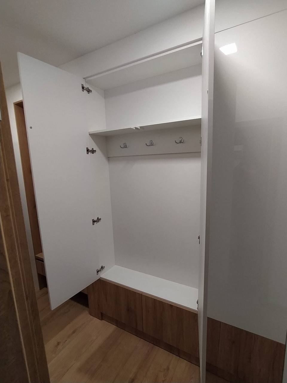 Offener weißer Kasten mit Boden und Seitenteil in Eichendekor, ganz ohne Türen.