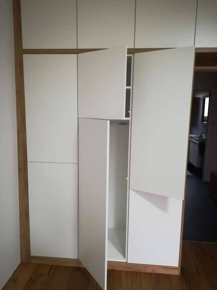 Offene weiße Kastenwand mit Eichenrahmen