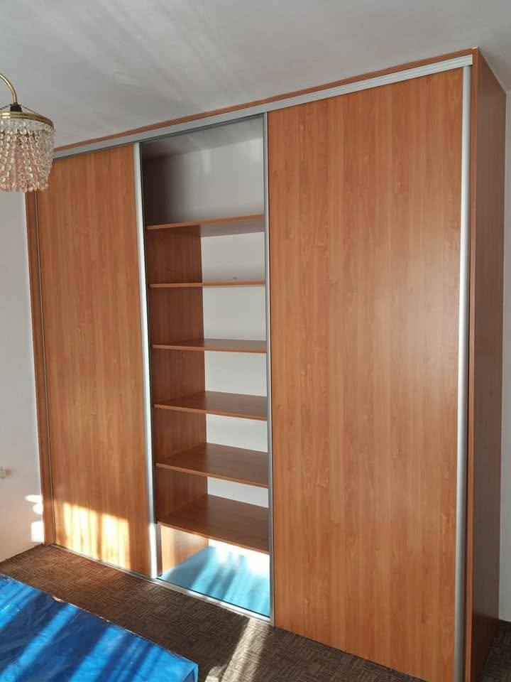 Kirschdekor-Schrank mit offenen Türen und mehreren Regalen