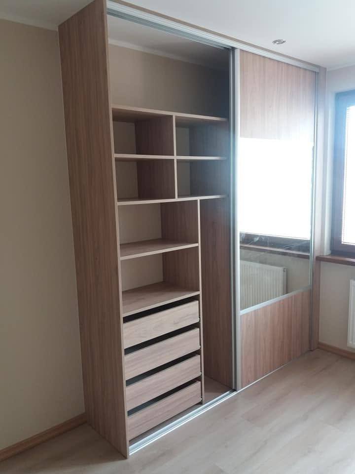 Offener Kasten in Eichendekor mit unregelmäßigen Böden und Laden am Fenster.