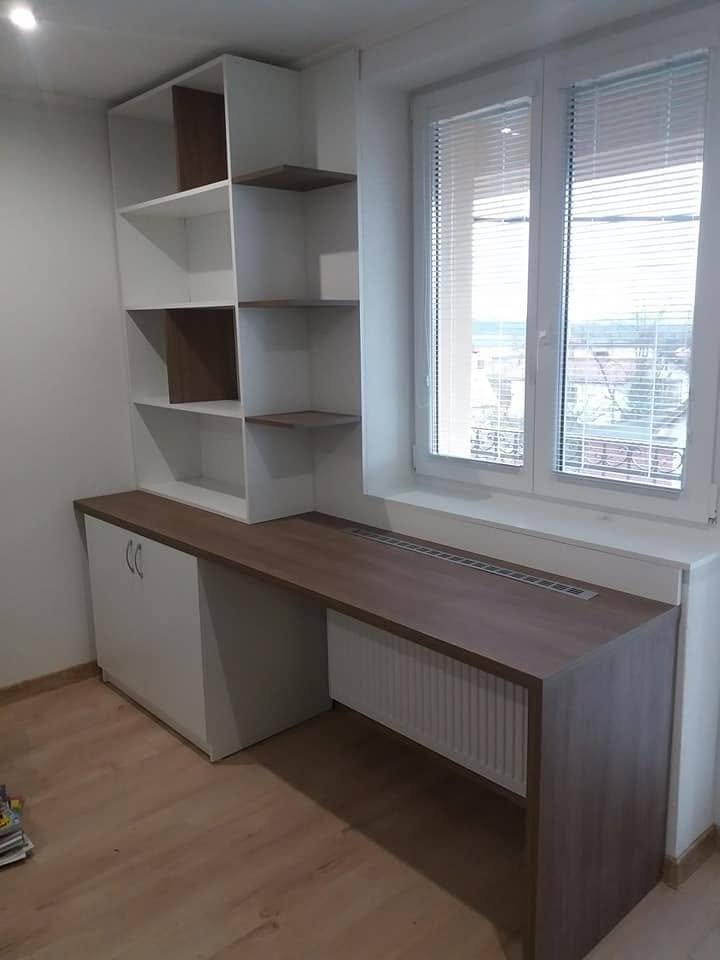 Offenes Regal und Nussbaum-Schreibtisch am Fenster