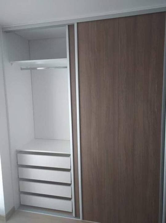 Eichendekor-Schrank mit weißen Laden und Kleiderstange