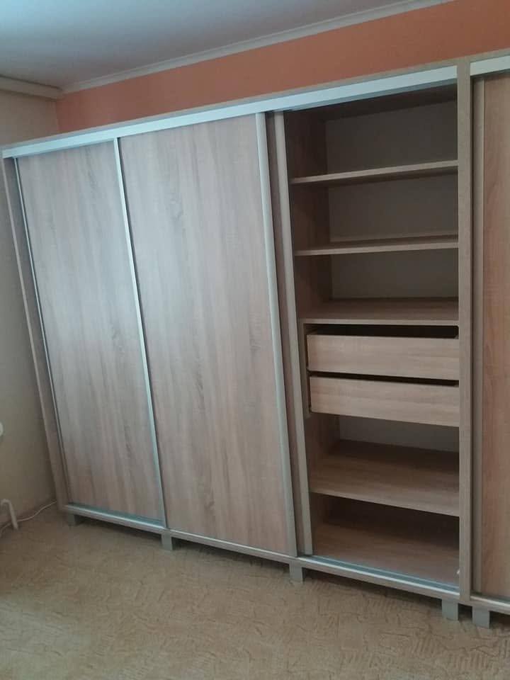 Geöffneter Kasten mit Schubladen und Böden in hellem Holzdekor.