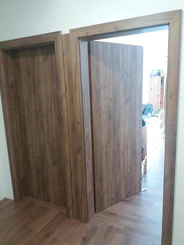 Offene Tür in Eichendekor, die aus dem Zimmer auf den Balkon führt.