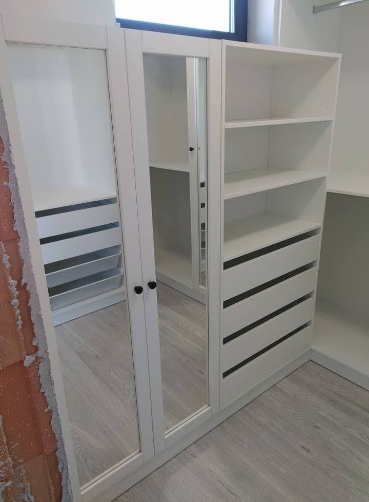 Offener weißer Kasten mit Spiegeltür und Borden