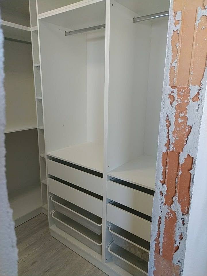 Weißer Kasten mit Schubladenblöcken und Kleiderstange