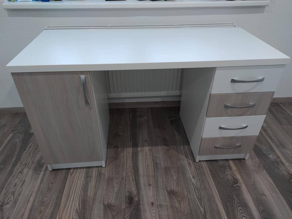 Schreibtisch mit weißer Platte, Schrank und vier Schubladen