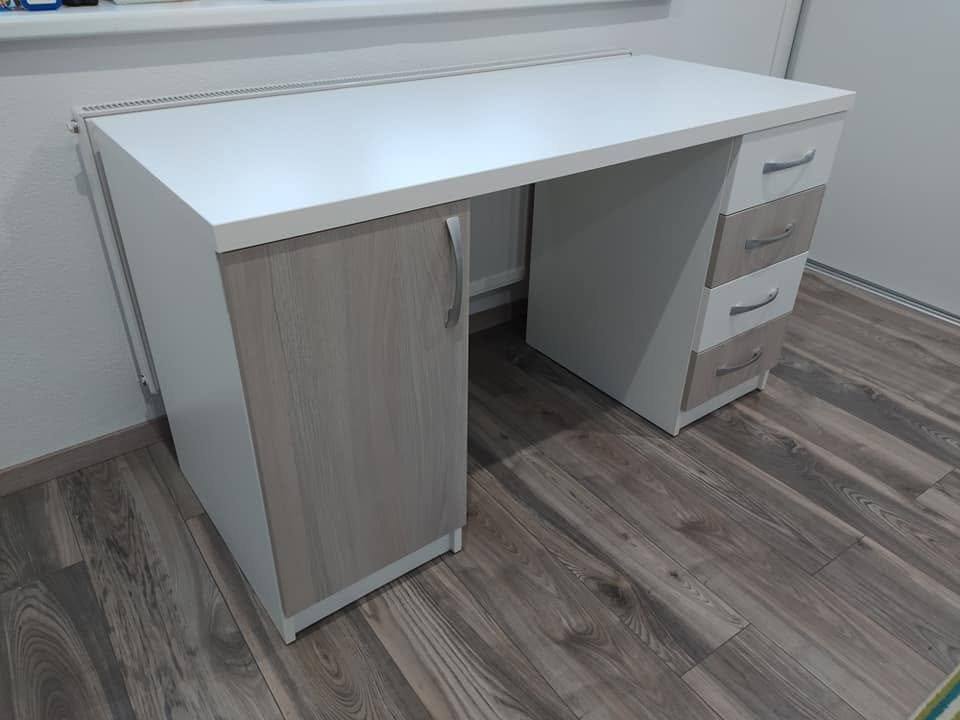 Weißer Schreibtisch mit grauen Holzdekor-Türen und Laden