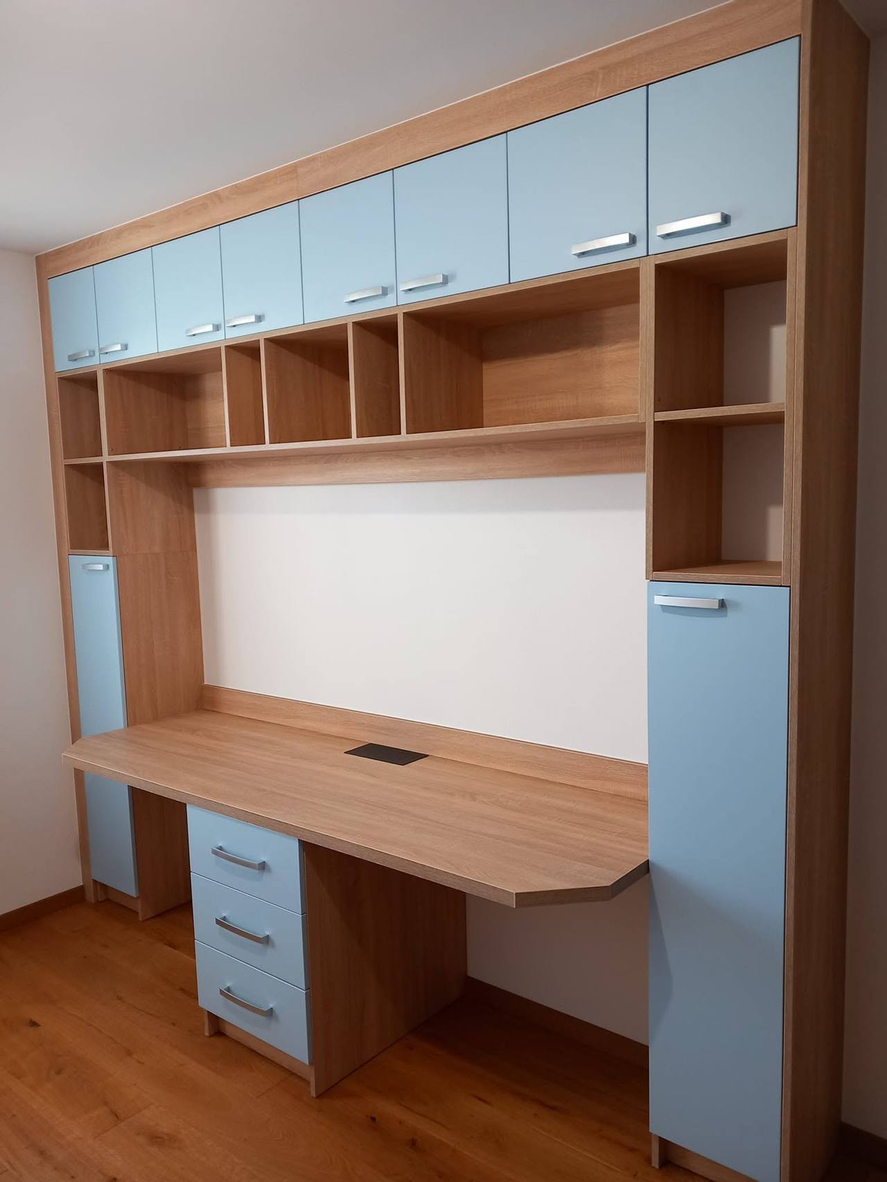 Arbeitsecke mit Eichenschreibtisch und hellblauem Regalaufbau