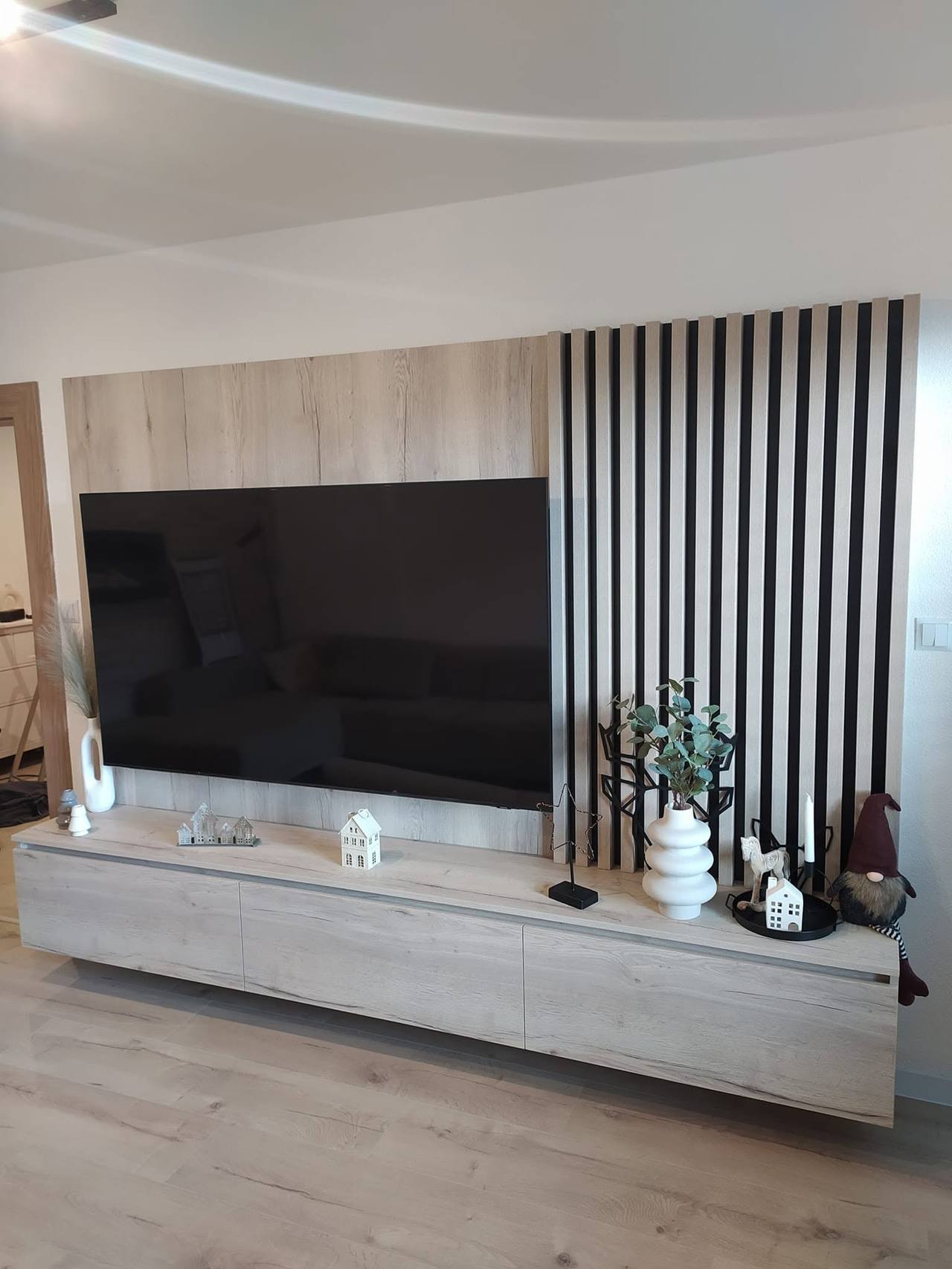 TV-Set mit Eichenpanel, schwarzen Lamellen und Möbel
