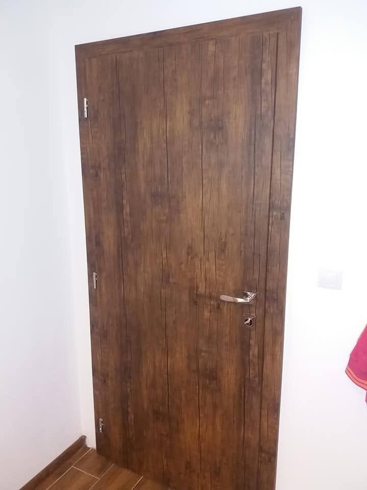 Massive Innentür in Nussbaumdekor mit ausgeprägter Holzmaserung.