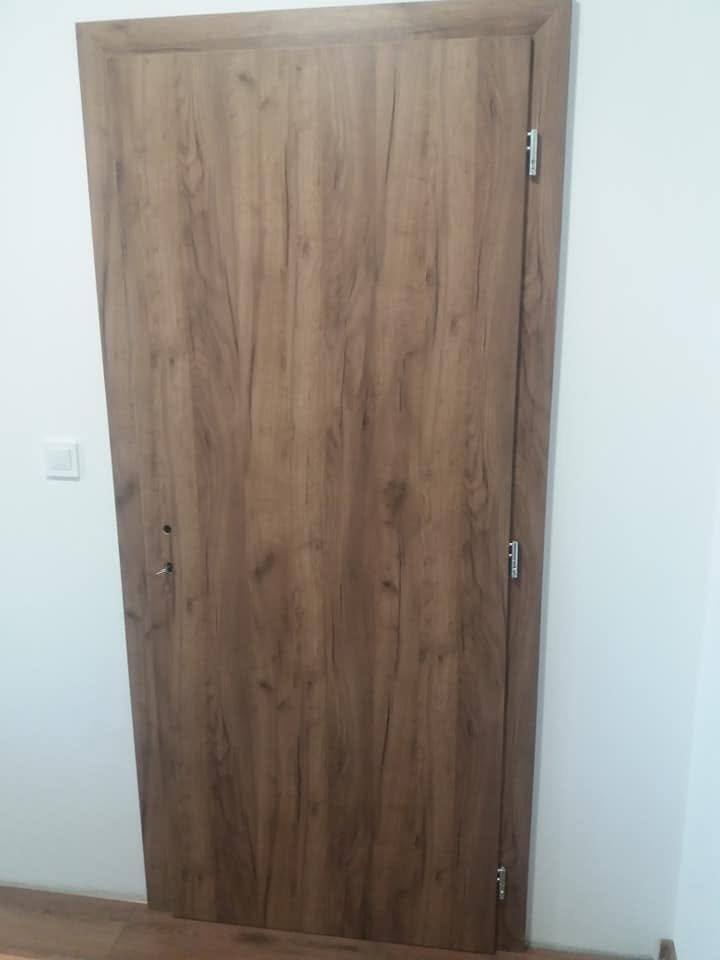 Massive Innentür in Eichendekor ohne Verglasung mit passendem Türstock.
