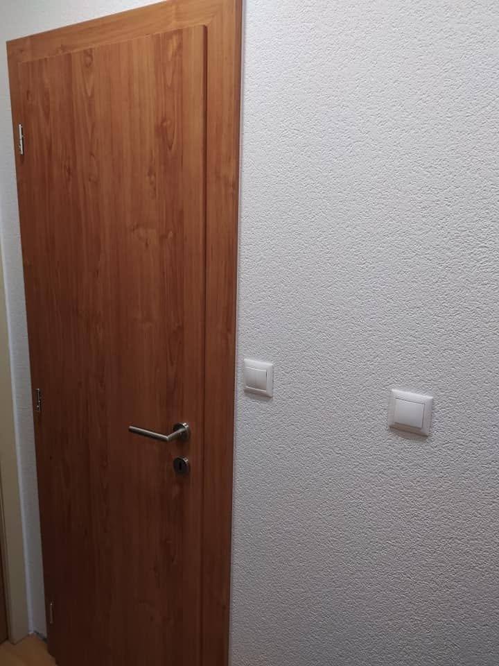 Orechové interiérové dvere s obložkovou zárubňou