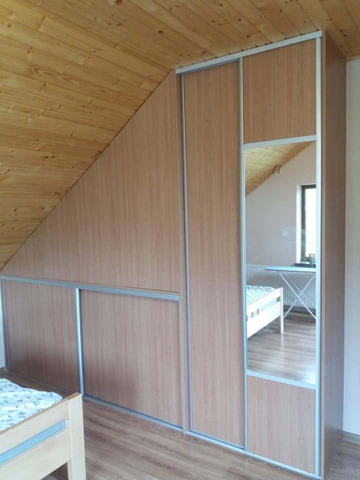 Eichendekor-Schrank mit Spiegel in der Dachschräge
