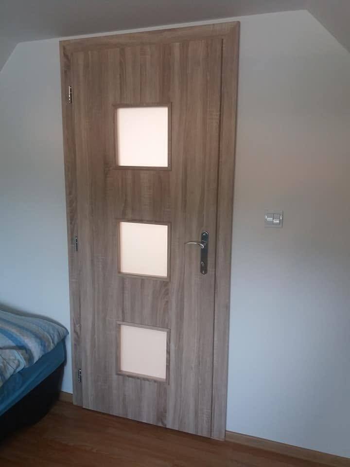 Dachgeschosstür in Eichendekor mit drei kleinen Milchglasfeldern.