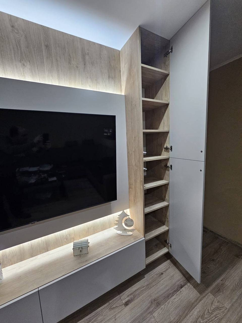 Beleuchtete TV-Wand mit Eichenrahmen und offenen Fachböden