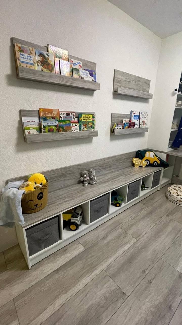 Herňa s nástennými policami na knihy a nízkou úložnou lavicou