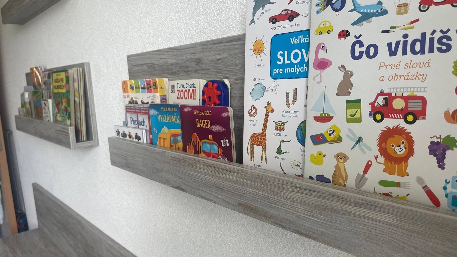 Nástenné police na knihy s obálkami otočenými dopredu