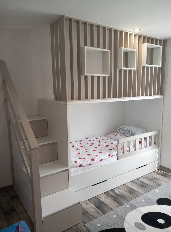 Etagenbett mit dekorativen Bilderrahmen an der Wand