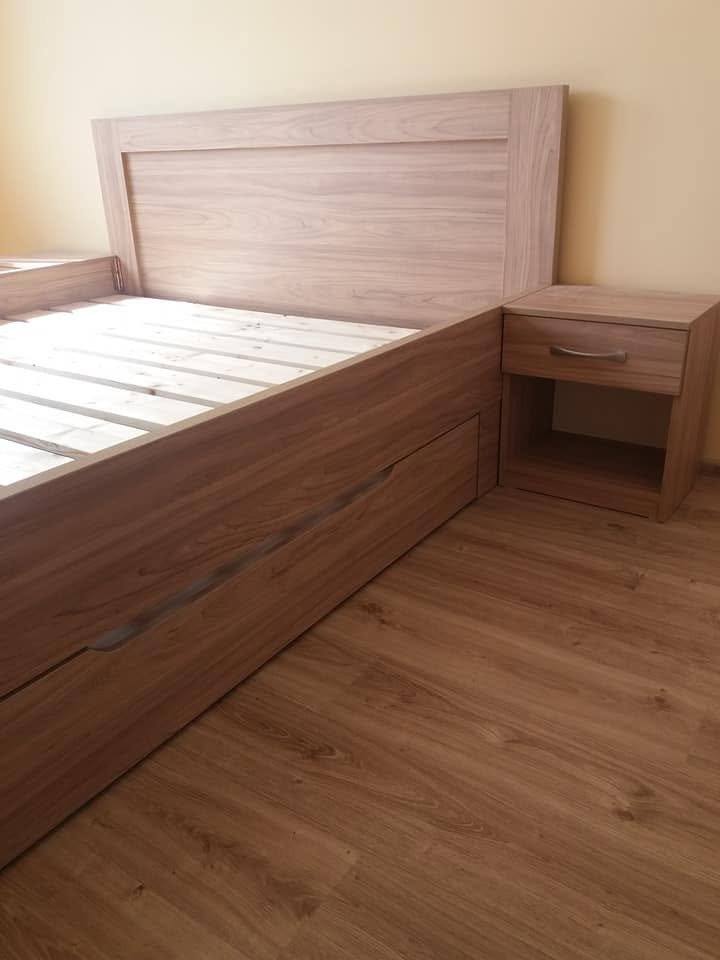 Bett mit Rahmenkopfteil, Lattenrost und Nachtkästchen mit Lade