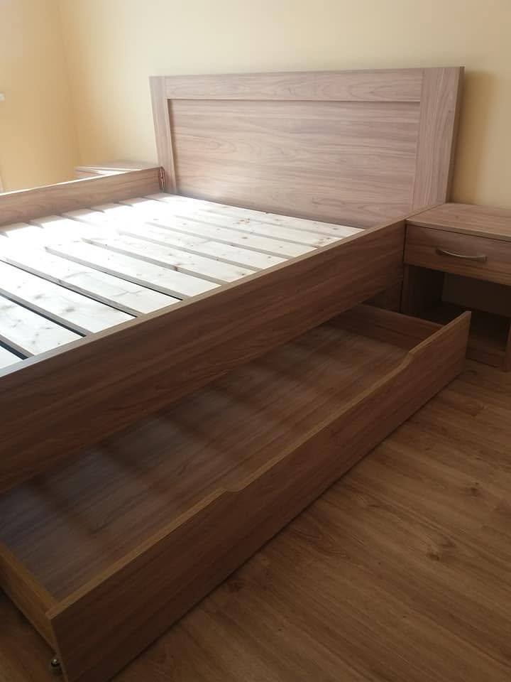 Bett mit Rahmenkopfteil und herausgezogener langer Lade