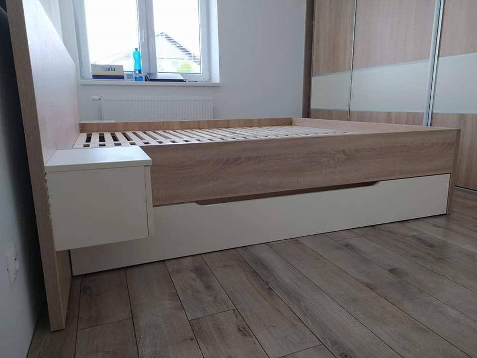 Bett mit seitlicher Auszugslade neben dem Schwebetürenkasten