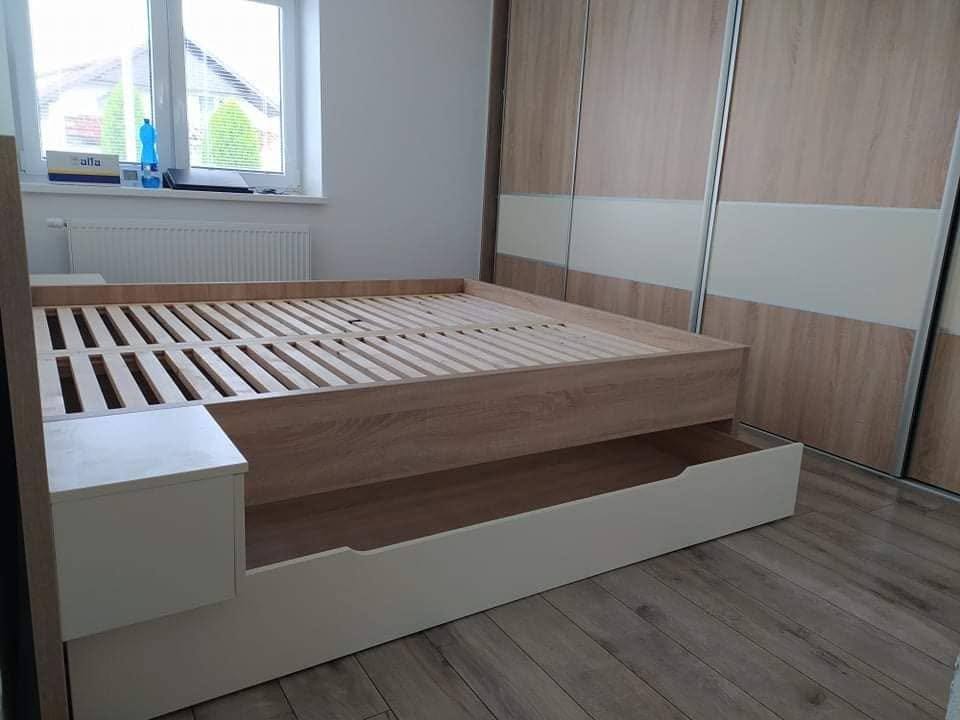 Ausgezogene Seitenlade des Bettes mit Lattenrost