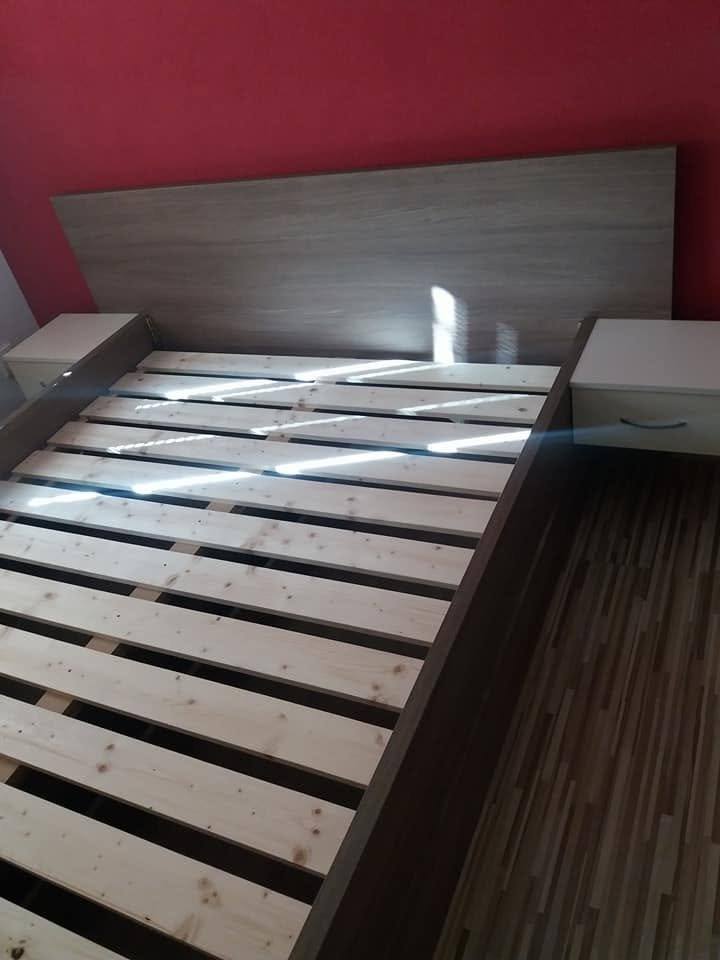 Bett mit grauem Kopfteil, zwei Nachtkästchen und Lattenrost