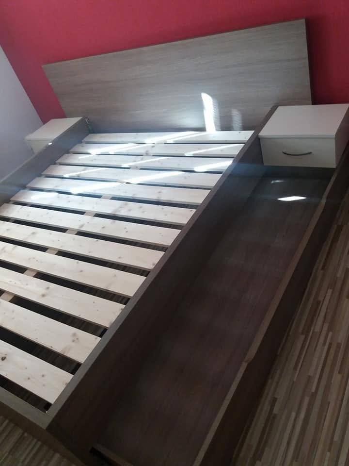 Doppelbett mit hellgrauem Kopfteil und dunklem Rahmen mit Lattenrost