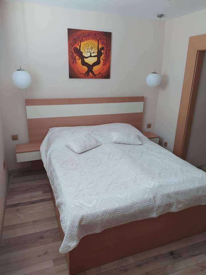 Posteľ s čelom v bielej a čerešňovom dekore s nočnými stolíkmi